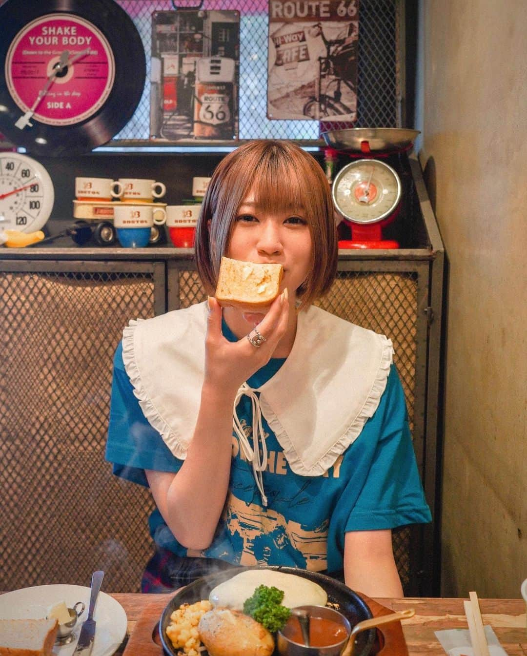 ぴろまるのインスタグラム：「どっからどう見てもおいしいご飯🍞 . トップス @jouetie_official  スカート @jouetie_official  . #ハンバーグ #から立つ湯気が完璧すぎる件 #どこの国の人が見ても美味しそうなハンバーグな件 #これで私も #グルメ垢 #ハンバーグ #大阪ハンバーグ #ハンバーグ専門店 #ハンバーグ専門店ボストン #ボストン中津店 #グルメ #gourmet #hamburgersteak」