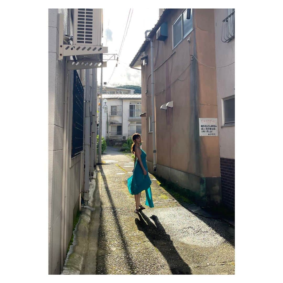 塩地美澄のインスタグラム：「発売中の『週刊ポスト』。  本日店頭に並んだ地域にお住まいの皆様も ご覧いただけましたか🍉🍧⁇  ✅7/25発売『週刊ポスト』袋とじグラビア掲載中  ✅7/29 秋田テレビ、BSフジ 『わがまま!気まま!旅気分 〜エモいデートツアーin湯沢〜』 #オフショット #塩地美澄」
