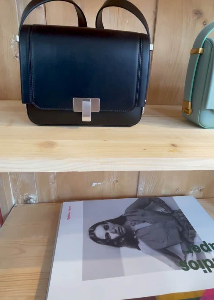 リカのインスタグラム：「Back In House 🏡  Our Favorite bag Mini Palais is back with us in Boutique Amsterdam 🤎❤️💚🖤   Timeless beauty Handmade in Italy 🇮🇹 by @susan_szatmary   Walnut color unique for @rikastudios_   #thisbagwelove #timelessbeauty #comebeforeitstoolate 🤗」