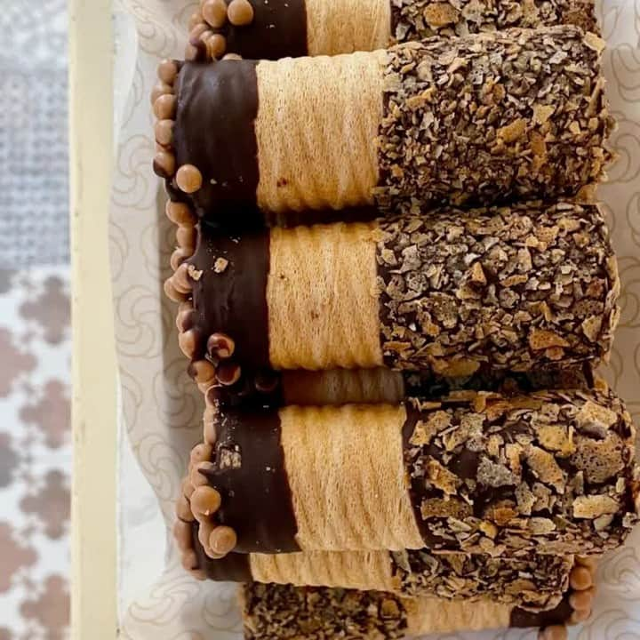 のインスタグラム：「Alla nocciola, al pistacchio, oppure al lampone o alla cassata: il nuovo modo croccante e innovativo di gustare il gelato ti aspetta in tantissimi abbinamenti.   Vieni in gelateria e scopri tutti i gusti disponibili dei Pasticcini-Gelato, oppure acquistali direttamente online su @cosaporto.it  e ti verranno consegnati comodamente a casa grazie alla consegna a domicilio    #gelateriamarghera」