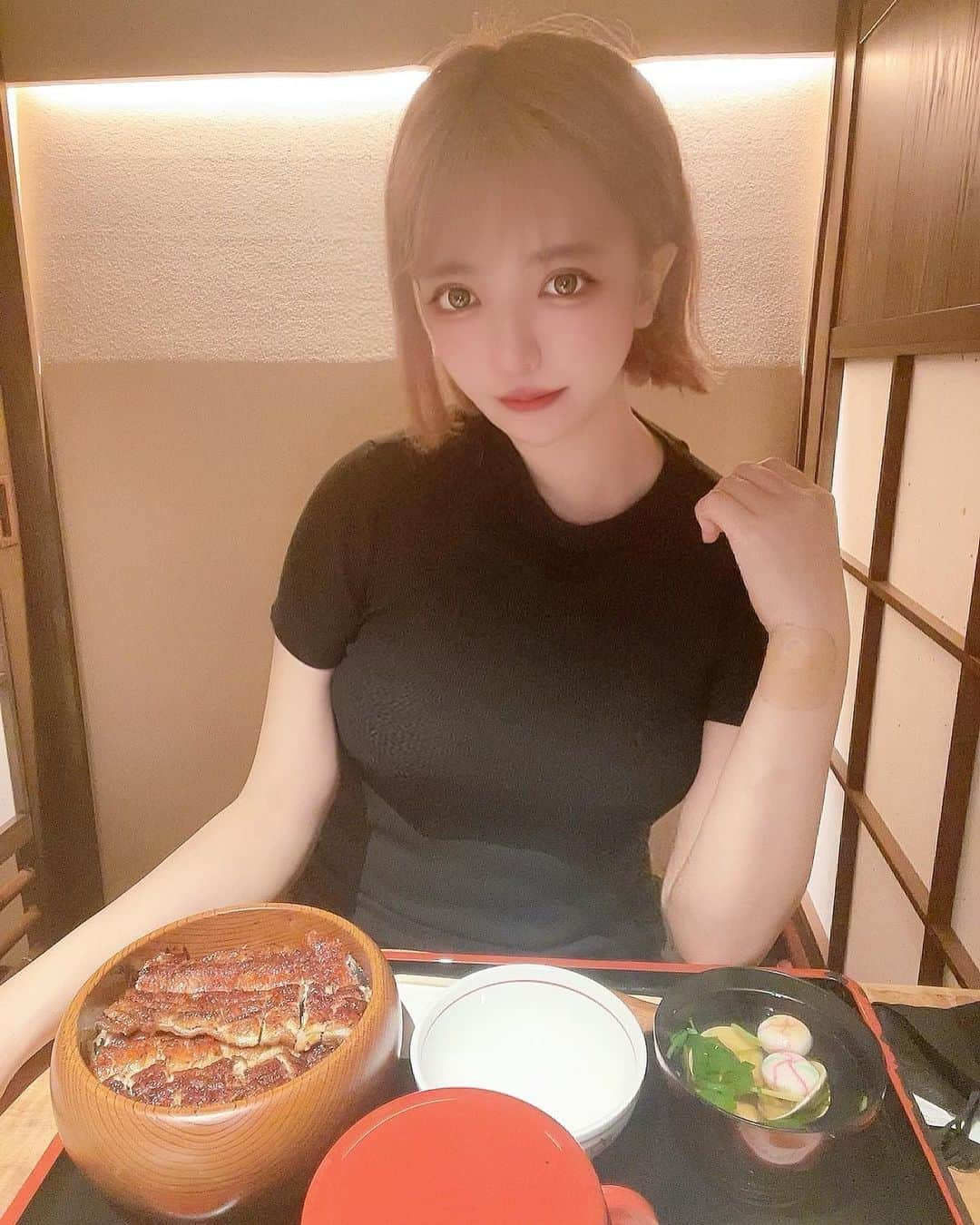 めあり(みい)のインスタグラム：「少しでも着痩せしたくて黒づくめですいまめーん ・ ・ #腕擦りむいたの恥ずかちい#うな富士#うなぎ#青うなぎ#うな重#どようの丑の日 #大好き#ひつまぶし #名古屋#インフルエンサー#自撮り#セルフィー#ブラックコーデ #金髪ボブ#カラコン#コーデ#zara」