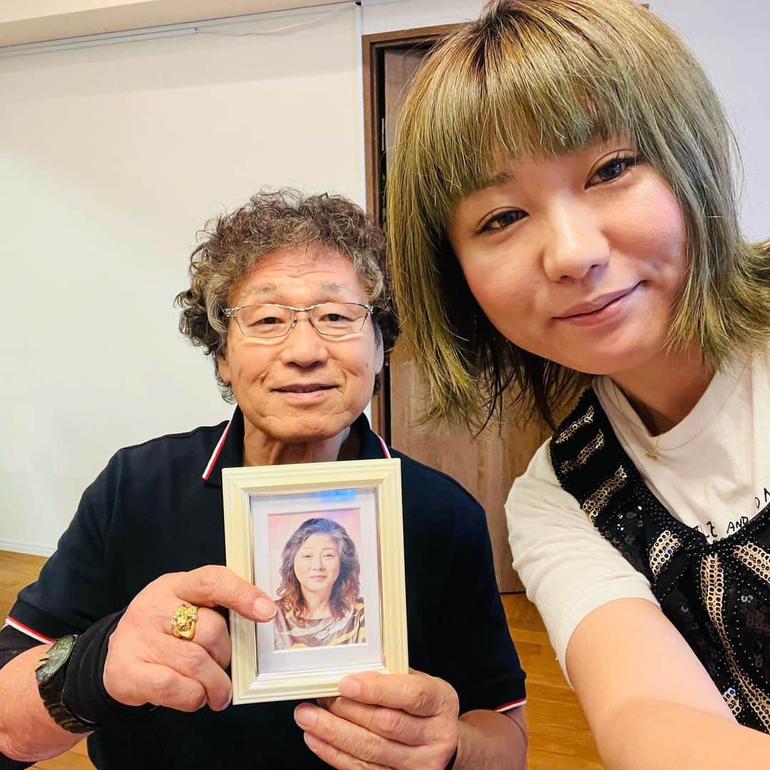 天龍源一郎のインスタグラム：「女房のまき代が旅立つて1ヶ月が経ちました。 沢山の皆様に惜別、哀悼の言葉をいただきました。まき代も喜んでいる事でしょう。 私達家族は皆様のお気持ちに感謝をして日々を過ごし、まき代には要らぬ心配をさせない様に力を合わせ頑張って生き抜きます💪 変わらぬ付き合いを宜しく‼️ これからもお願いいたします‼️  さぁ、張り切っていくでー👊 エイエイオー‼️」
