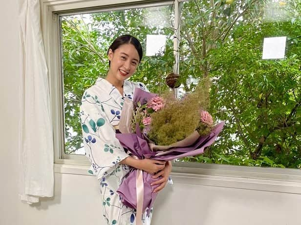 山本美月（スタッフ）のインスタグラム：「『山本美月グリーンサムへの12か月』見てくださった皆さまありがとうございました！  今回は夏らしく浴衣を着て、 トキワシノブを使った風鈴作りにチャレンジしました☀️  1枚目は収録のときにスタッフの皆さまに お誕生日のお祝いをしていただいたオフショット。 その時の様子も少し放送されています🥰  2枚目は風鈴製作中… 集中してるとき、口が斜めになってしまう美月氏🫤🌱  3.4枚目は完成したときの笑顔ショットです😄  NHK Eテレで再放送もありますので、ぜひご覧ください！ ▪︎7/27(水)午後1:05〜 ▪︎7/29(金)午後9:00〜  #山本美月　#山本美月スタッフ #趣味の園芸」