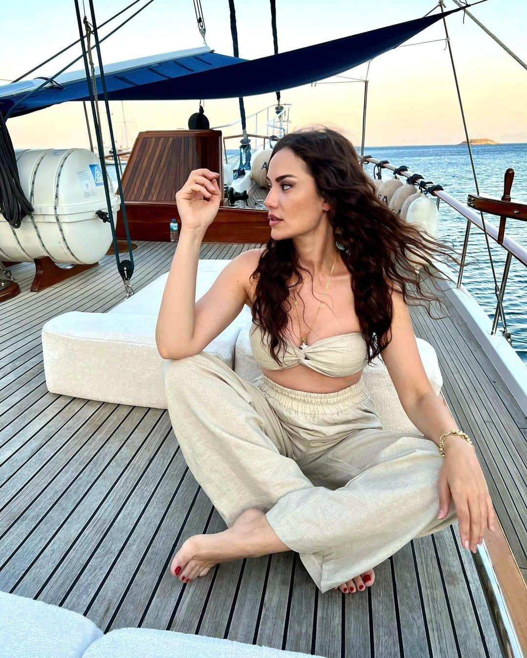 Fahriye Evcenさんのインスタグラム写真 - (Fahriye EvcenInstagram)「Ahoy! 🙋🏻‍♀️」7月26日 19時23分 - evcenf