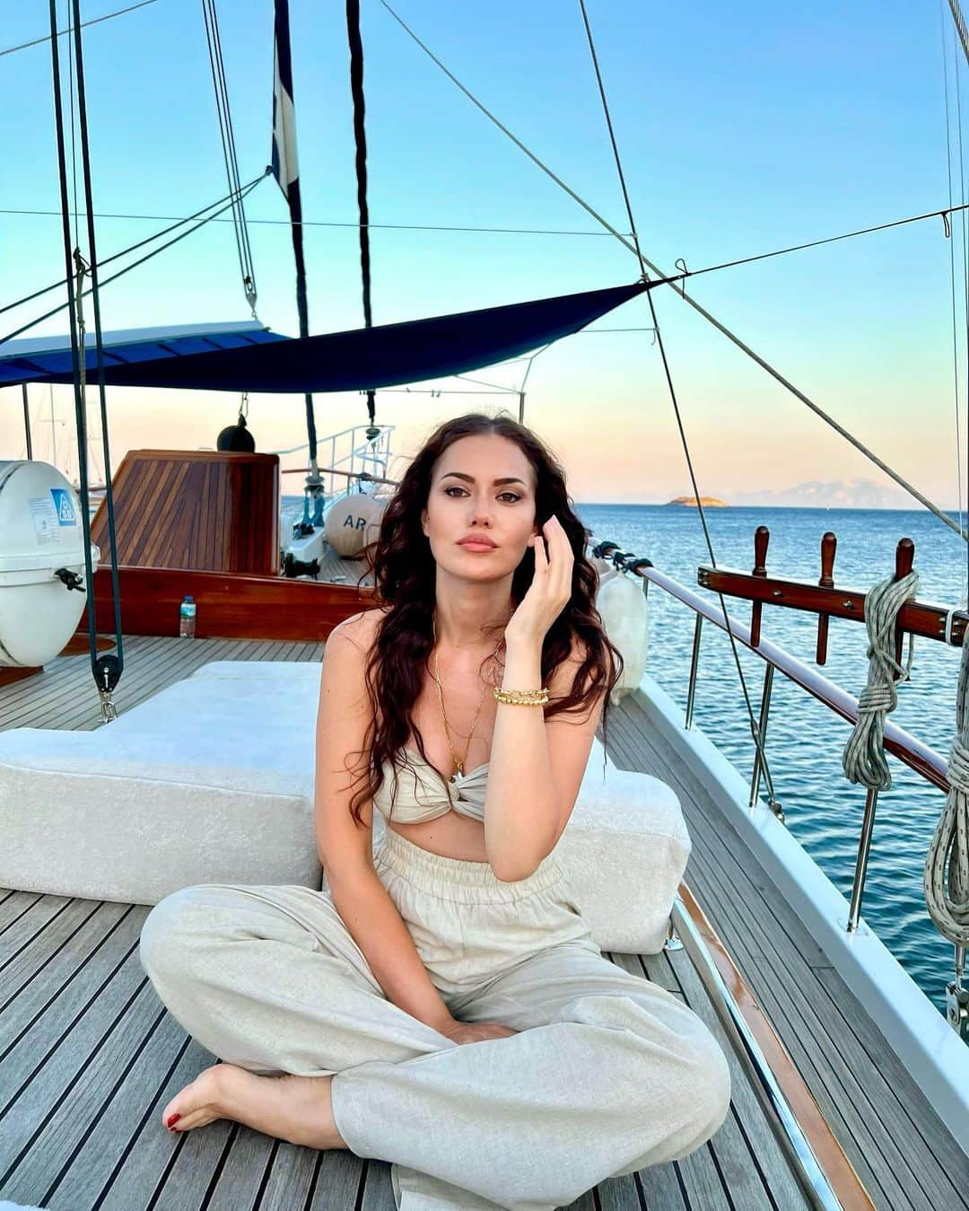 Fahriye Evcenさんのインスタグラム写真 - (Fahriye EvcenInstagram)「Ahoy! 🙋🏻‍♀️」7月26日 19時23分 - evcenf