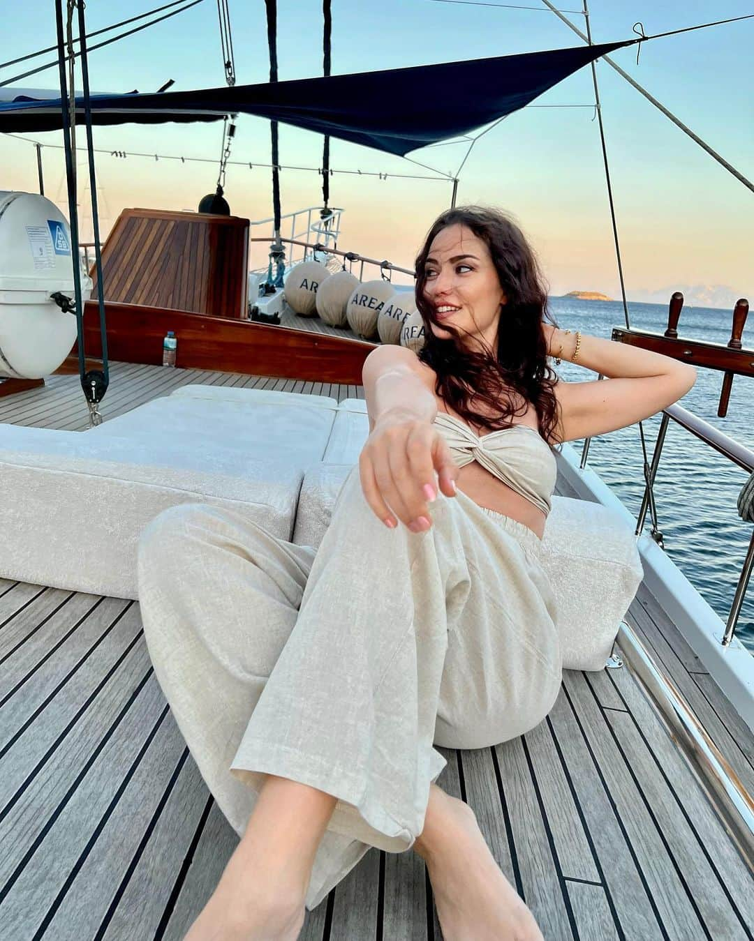 Fahriye Evcenさんのインスタグラム写真 - (Fahriye EvcenInstagram)「Ahoy! 🙋🏻‍♀️」7月26日 19時23分 - evcenf