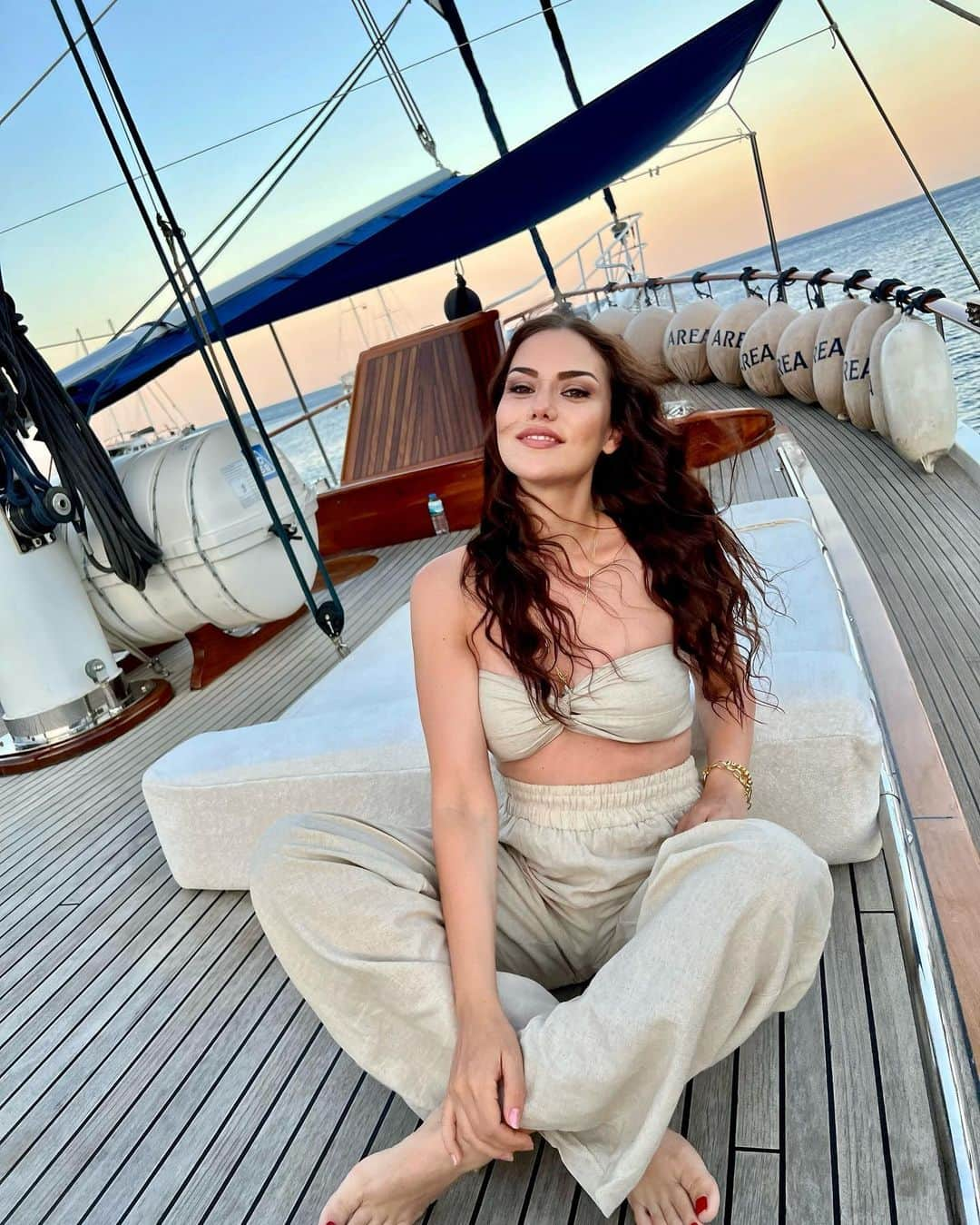 Fahriye Evcenさんのインスタグラム写真 - (Fahriye EvcenInstagram)「Ahoy! 🙋🏻‍♀️」7月26日 19時23分 - evcenf