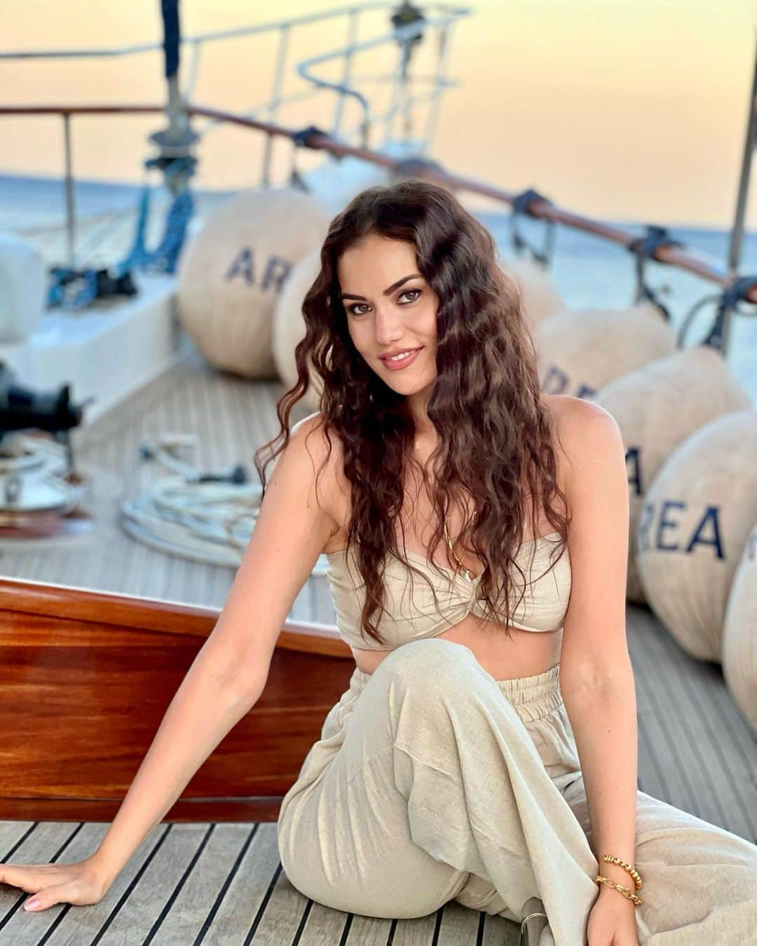 Fahriye Evcenさんのインスタグラム写真 - (Fahriye EvcenInstagram)「Ahoy! 🙋🏻‍♀️」7月26日 19時23分 - evcenf