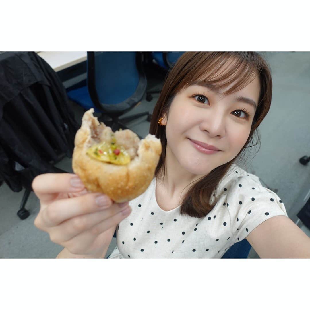 のインスタグラム：「. 久しぶりの#朝ごぱん がっつり自分にピントが合っていますが🫠笑 いつもお世話になっているスタッフさんにいただきました🥹 韓国ドラマにとっても詳しいので、色々おすすめを教えてもらっています📝✨ . 2.3枚目  ワンピース @m_maglie_le_cassetto_official アクセサリー @marina_hma  4枚目 ブラウス・スカート @naracamicie_jp アクセサリー @matildarose_official #衣装#アナウンサー#テレビ朝日#ワイドスクランブル#ブラウス#スカート#ワンピース#アクセサリー#夏コーデ#ootd#fashion#아나운서 #장마#오오티디#코데##데일리룩#패션#코디스타그램#パン」