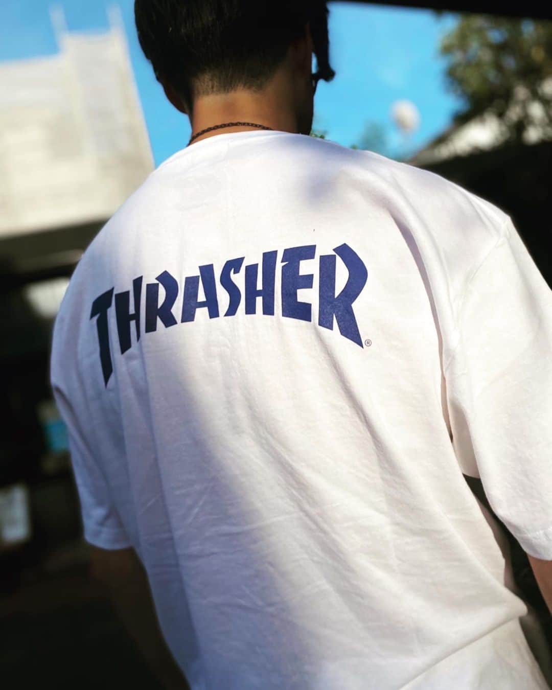 伊藤準規のインスタグラム：「⚡︎  sandlot⚡︎新作先行予約開始です🔥 ストーリーアーカイブの先行予約リンクから予約できます🛹⚾️✨  THRASHER✖︎Dragons✖︎sandlot @sandlot2021  @thrashermag  @chunichidragonsofficial   スケボー🛹⚡︎野球⚾️この組み合わせはカッコよすぎる😎🔥 チェックよろしくお願いします🙇‍♂️✨  着用サイズ 187cm 75kg XXL  about THRASHER (スラッシャー) 1981年にサンフランシスコでEric Swenson、Fausto Vitelloが創刊して言わずと知れたUSAを代表するスケートボード専門誌THRASHER MAGAZINE。 雑誌の刊行だけに留まらずそのブランドとしての地位は世界中の若者たちの間で確固たる物となっている。スケートボードだけの枠にとらわれずウェア、アートワーク、ロック、他のスライドスポーツ界に置いてもその独自の世界観はある種その手のサブカルチャーの代名詞にさえなっていると言っても過言では無い。  #thrasher #dragons #sandlot」