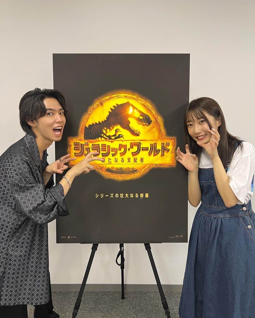 あーてぃんのインスタグラム：「こたろーくんと『ジュラシック・ワールド／新たなる支配者』を見てきました☺️ 本当に恐竜が画面からでてくるんじゃないか…ってくらい迫力があったりドキドキしたり、人間たちと恐竜の関係に涙したり…本当に沢山感情が揺れる映画で、面白すぎた🥰！  7月29日に全国で公開されるので、ぜひ、大画面のスクリーンで見てください！！！  #PR #ジュラシックワールド #最後のジュラ」