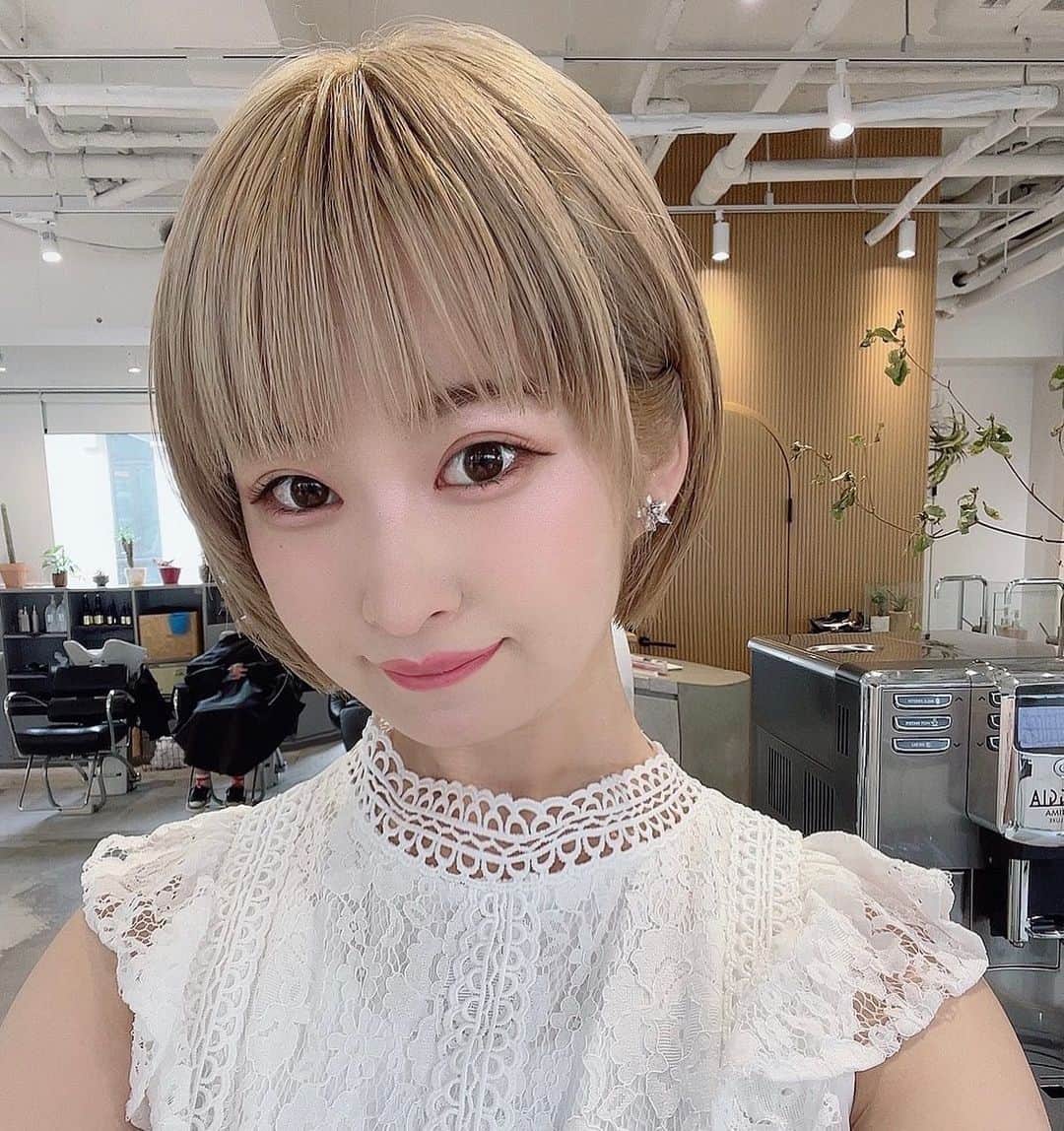 紫帆のインスタグラム：「\ NEW HAIR🤍 /  ショートっぽくして頂きました！ 今回も天才でした！🤍  ・ ・ ・ ・ ・ ・ ・ ・ ・ ・ ・ #cosplay #cosplaygirl #cosplayphoto #cosplayer #cosplayphotography #コスプレ #コスプレイヤー #コスプレ女子#コスプレ撮影 #コスプレイヤー自画撮り部  #角色扮演 #角色扮演者 #selfie #自撮り #cosplayselfie #model #manga #anime #モデル #グラビア #ゲーマー女子 #ゲーマー #gamer #game #gamergirl #valorant  #ボブ #ショート #ハイトーンカラー  #原宿美容室」