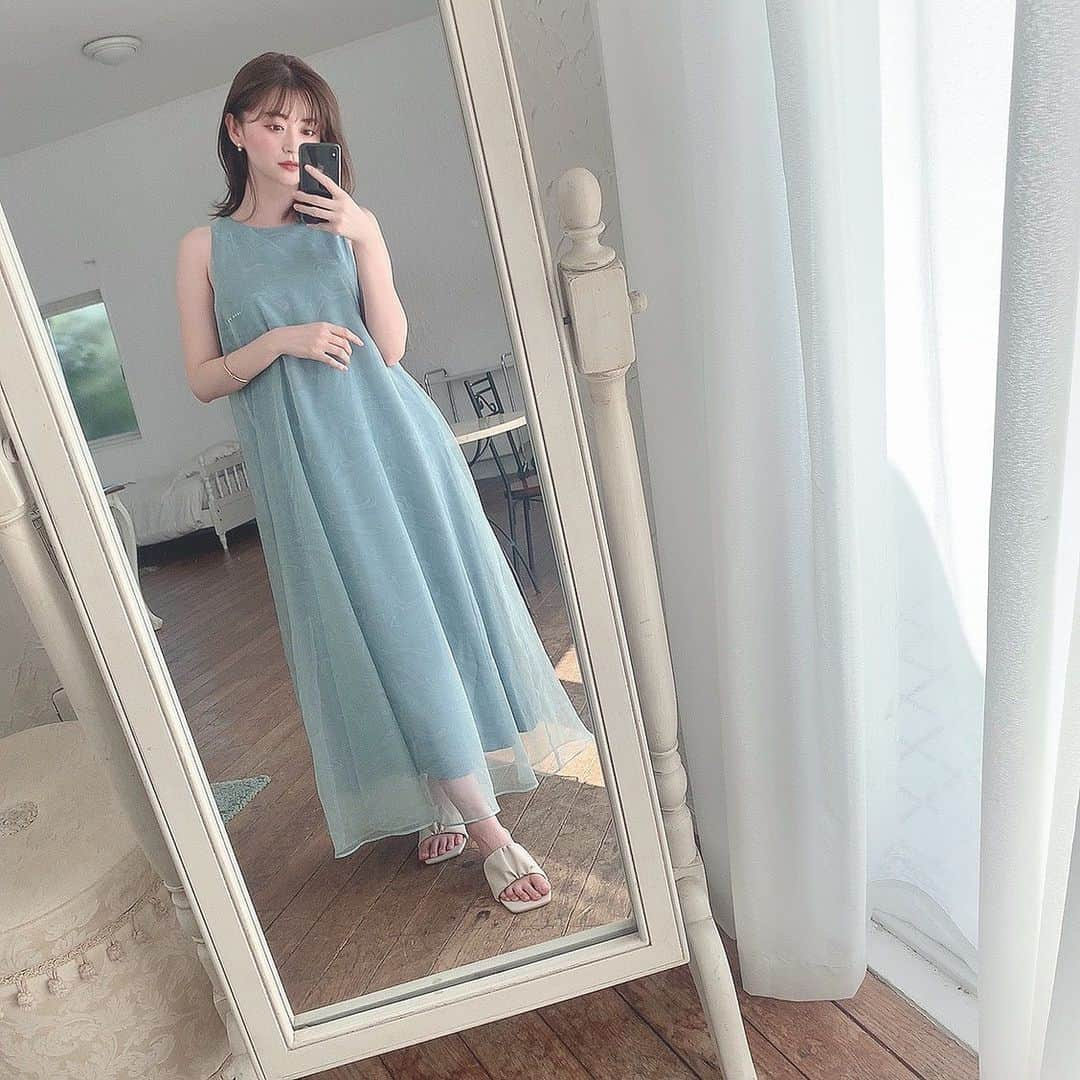 中沢結のインスタグラム：「@sheer_com さんのICED TEA DRESS（AQUA）👗🤍  透け感が美しくて涼やか！実際に生地の通気性も良くて、真夏日に着ても熱がこもらなくて快適でした＾＾  小物次第でカジュアルにもオケージョンスタイルにも着れるのも嬉しい！」