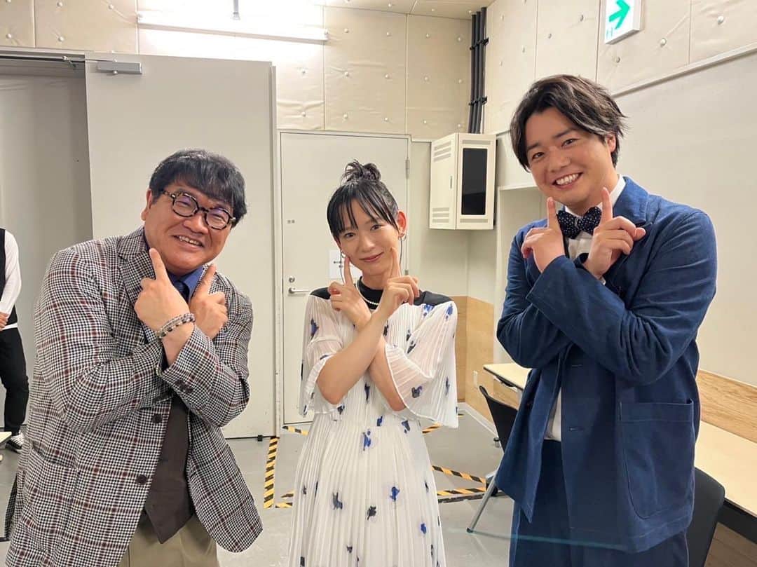 のインスタグラム：「【嬉しい】  #ミイダス さんのCMに佃典彦さんと出演させていただきました。 放映は8/1〜です！  本日行われた、 「ミイダス バイアス診断ゲーム」のPR発表会にて、 ゲストのカンニング竹山 さん、シュウペイさんと📸撮っていただきました。嬉しい！  穂志は相変わらず喋りが辿々しくて事故ってしまいました、もう笑うしかないけど、なぜ？！普段はお喋りなのに！ 私も、#バイアス診断ゲーム で自分のことを知らねば！」