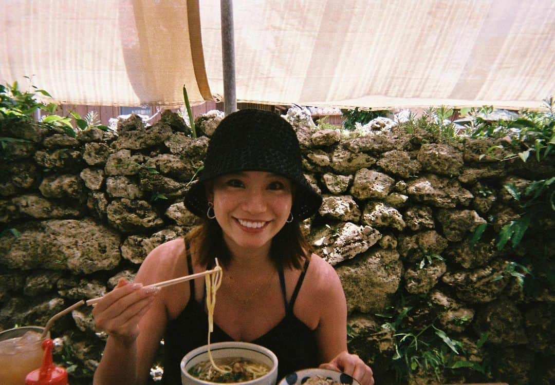 のインスタグラム：「. 石垣に持って行ったフィルムカメラの写真📷✌️ 手が映り込んじゃったり フラッシュ焚いた方がよかったり なかなかフィルムカメラ難しい💭 . 撮った後すぐに現像できないわくわく感がすき❤️‍🔥笑笑 . それにしてもフィルムカメラでもわかる身体の赤さ！ . . . #石垣 #旅行 #フィルムカメラ #えもい #八重山そば #竹富島」