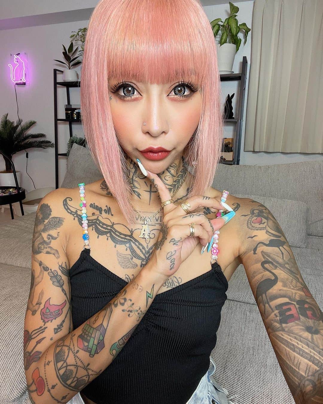 泉麻那のインスタグラム：「.  前髪ぱっつんピンクボブ🎀♥️ ずっと伸ばしてたけどバッサリ切りました✂️  @ken11rollen さんいつもありがとうございます😍  美容院しっくりきてないない人は是非　@rollen_official へ🥰  #ピンクヘアー　#pinkhair  #ボブ #ぱっつん #ROLLEN #rollen #newhair」