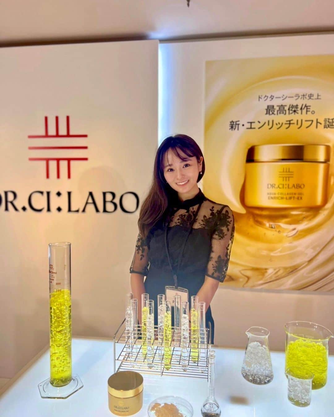 奥原ゆきののインスタグラム：「来月発売の @drcilabo_official  アクアコラーゲンジェルエンリッチリフトEXの新作発表会に。 . 生憎の雨だったので、くせっ毛発動してますが大目に見てください😖 . . 7代目の今回は、日本初浸透型コラーゲンEXと浸透型ヒアルロン酸EXをダブルで配合。ヒアルロン酸の浸透率は通常の2.2倍。 既存品と比較したけど浸透力の高さを実感😿✨ .発表会では友利新先生 @aratatomori の講義も聞くことができ、とても勉強になりました📝 （案件じゃないよ🤲） . . . #コスメコンシェルジュ #化粧品検定 #女子大生 #化粧品検定1級 #学生起業 #女性起業家 #日常 #新作コスメ #ブラックコーデ #発表会 #新作コスメ #cosmetics #ドクターシーラボ #オールインワンジェル #女子大生の日常 #vlog」