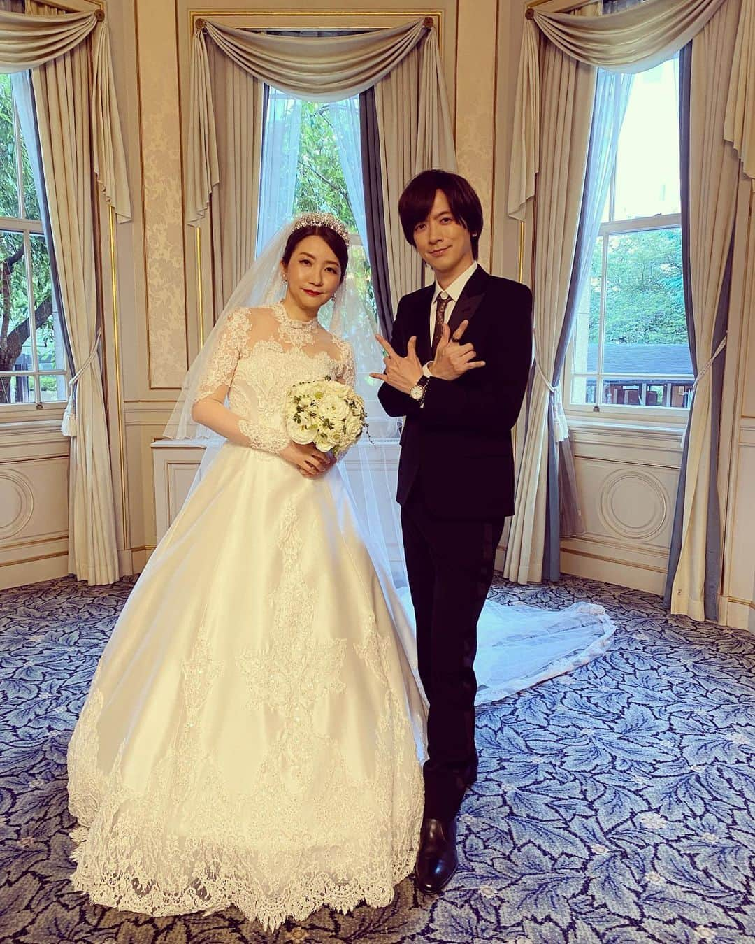 DAIGOのインスタグラム：「先日姉の影木栄貴が結婚しました👰‍♀️🎉  影木栄貴は漫画家としてずっと頑張ってきて、基本自分の生きたいように生きてきた人だから、人に合わせるとかできないし、昔はアスランが好き過ぎてどうしようとか真剣に電話かけてくるような感じだったから、誰かと結婚するとか思ってもいなかったんだけど、姉のウェディングドレス姿を見る日が来るなんて。人生何が起こるかわからないなあと改めて思いました☺️  素敵な方に出会えて50歳という節目で結婚できて本当に良かったです  本当におめでとうぃっしゅ！  末永くお幸せに！  #影木栄貴 #DAIGO #ウェディングドレス #桂由美 #高輪プリンス #おめでとう」