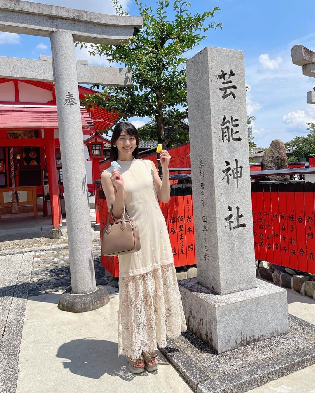 のインスタグラム：「先日、京都に行ってきました🚄 2年に一度は行く大好きな場所なのです💗  そして今回ももちろん #芸能神社 のある #車折神社 にお参りしてきました🙏🏻⛩✨  #御神石 を買って、#朱塗りの玉垣 を奉納して、この2年間有難うございましたのご報告と、これからもお仕事頑張りたいのでお願いごともしっかりと😌🙏🏻  2018年にはじめて来て以来ほんとに沢山のご縁に恵まれていて、さらにここから1年、もっと頑張るぞ！な気持ちです❤️‍🔥💪🏽  また2年後ここへ来て、色んなお仕事の報告と #お礼参り ができますように🙏🏻✨  京都にお住まいの方、2ヶ月後くらいに「関根ささら」の玉垣が出るそうなので、見つけたら教えてね🔍💗 . . . . #京都旅行 #京都観光 #京都旅 #女子旅 #パワースポット #神社 #神社巡り #神社仏閣 #kyoto #京都 #kyotojapan #kyototrip #kyototravel #kyotogram」