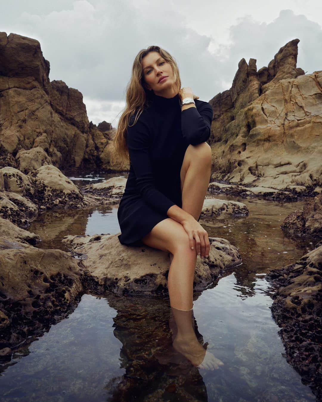 ジゼル・ブンチェンのインスタグラム：「I’m excited to partner with @IWCwatches as they understood the importance of having a more sustainable business to promote real changes. In joining forces together, we hope to create a positive impact on our world for ourselves and future generations.  #IWCSustainability 💚  Feliz com a parceria com IWC, pois eles entendem a importância de ter um negócio mais sustentável para promover mudanças reais. Ao unir forças, esperamos criar um impacto positivo em nosso mundo para nós e para as gerações futuras.」