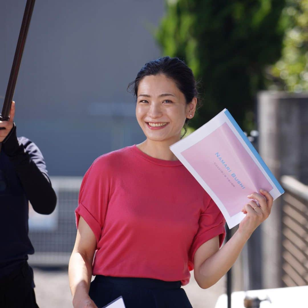 永楠あゆ美のインスタグラム：「製作している映画ですが、いよいよ今週末に静岡での上映会を迎えます！ 沢山の才能、応援、想いが集結したこの作品。 １人でも多くの方へ届きますように。  【「海の色は夢のつづき」上映情報】 7月30日（土）ミニ音楽ライブ・舞台挨拶付き上映会 @静岡シネ・ギャラリー (静岡駅徒歩5分) 午前の部 開場10:30／開演11:00 午後の部 開場13:30／開演14:00  8月11日（木・祝）映画「ブレイカーズ」と二本立て・舞台挨拶付き上映会 @シネマイーラ(浜松駅徒歩5分) 開場13:10／開演13:20  チケットの購入は映画公式instaでご確認いただけます！ 👇内容も充実してきましたのでぜひ覗いてみてください @umiyume2022   #永楠あゆ美 #enagraph #海の色は夢のつづき #映画製作 #プロデュース #自主制作映画 #短編映画 #中編映画 #ヒロイン #俳優 #静岡 #静岡映画 #shizuoka #海ゆめ #うみゆめ」