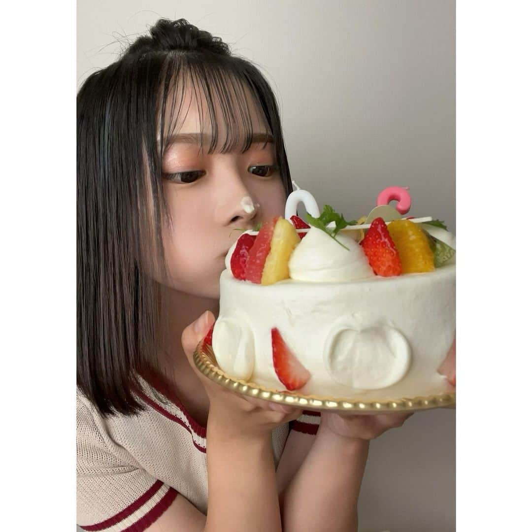 実熊瑠琉さんのインスタグラム写真 - (実熊瑠琉Instagram)「TikTok50万人Instagram20万人様 ありがとうございます🌷´-  いつも千人ずつ増える事にお祝いしてくれたり長文を書いてくれたり！！ そんな優しい皆が大好きです( •̥ ˍ •̥ )♡ 今日はいつも皆が書いてくれてる長文のお返し を熊の実に書くんだー！ いつも朝起きてDM見ると「るるちゃんおはよ！今日も一日頑張ろうね！」って送って来てくれて本当に1日頑張ろって思えるし毎回元気を貰えるの( •̥ ˍ •̥ )❕夜寝る前にDMを見ても今日あった日常の事とかを話してくれたり悩み事だったり人それぞれ色んな悩みがあってそれを共有してくれるみんながだーいすきだよ(´∩ω∩`*)全然迷惑じゃないしむしろどんどん待ってるよ！！！ あと！！皆歌詞動画作るの上手すぎるの、、 毎回素敵なプレゼントをメンションで知らせてくれてありがとう(˶◜ᵕ◝˶)知っていると思うけど皆の作ってくれた歌詞動画は毎回熊の実フォルダーに入っているからね✌️🧸✨ 歌詞動画って1個作るのにも凄く大変だし時間もかかるのにそれを何個も本当にありがとう😿😿みんなの素敵なプレゼントのおかげで毎日元気を本当に貰ってるよ🥰🥰 これからもやっさしい元気をくれる 皆がだいすきだよ〜( •̥ ˍ •̥ )🤍 長文下手くそだけどとりあえず皆いつもありがとう😿😿  これからもよろしくね😿 皆には日々本当感謝でしかないです😭😭💓」7月26日 22時40分 - ruru_mikuma