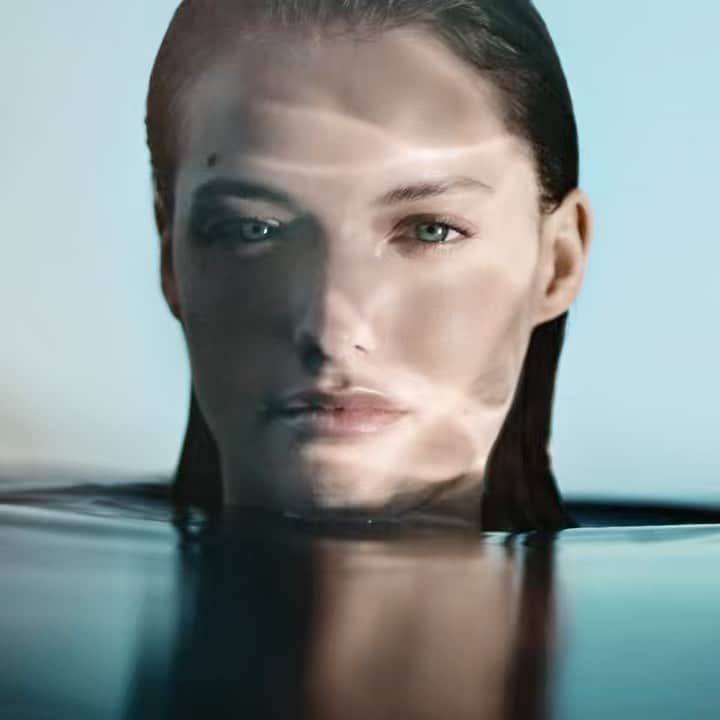 ドゥラメールのインスタグラム：「Stressed from the workday? Sun-exposed from the weekend? Your skin feels the effects just like you do. Come back to center with The Concentrate – our strengthening serum designed to empower skin’s defenses and soothe away stress. An indulgence we love to love.」