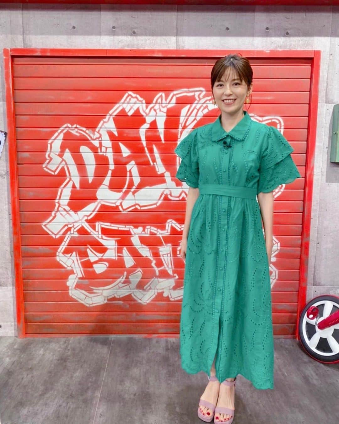 中野美奈子のインスタグラム：「まもなくダンスバトルズ始まります♡ 今日は23時50分から放送予定！ サッカーの試合状況で開始が遅くなる事もあります。  最強ブレイキンダンサー・Taichiさん登場でスタジオ大興奮！ もぅ、キレキレでかっこよすぎました。  粗品さんに“全部、みどりやなー。”といわれたお洋服。 今年のトレンドカラーのようです🍀  よく見たらピアスも緑🍀 モヤっとボールにもみえるw 懐かしいぃ 乃木坂ちゃんは知らんかもですね。  今週もかっこいいダンスでスッキリしましょう〜。  #乃木坂46  #梅澤美波 #賀喜遥香  #霜降り明星  #乃木坂46とダンスバトルズ #中野美奈子  #モヤっとボール #もう15年以上前」