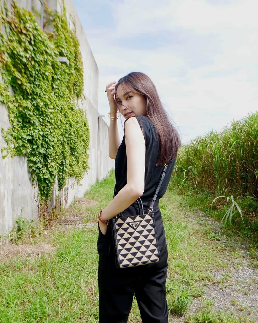 大政絢のインスタグラム：「#今日の絢服  🖤🖤🖤  tops @intimite_onemile  pants @dolcegabbana  bag @prada  sneaker @toryburch」