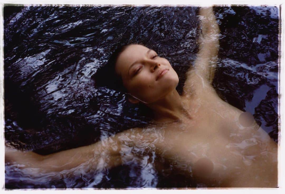 カシア・ストラスのインスタグラム：「Nature heals  The soothing nature was the main inspiration in creating our brand and we decided to plunge (literally 🙂) into its charm for our newest campaign. We invite you on a journey to the beautiful Polish Masuria.✨  Nature heals - pod takim hasłem powstała nasza najnowsza kampania. Kojąca natura była główną inspiracją przy kreowaniu  marki i postanowiliśmy zanurzyć się (dosłownie 🙂) w jej urokach przy najnowszej sesji. Zapraszamy w podróż na piękne polskie Mazury. ✨  Photo: @zbyszekszymanczyk  Video: @ivan.bambalin  Hair&make up: @emilzedhair  Models: @kasiastruss (@divisionmodel ) & @rafaelvakhabau (@uncovermodelswarsaw) Location: @lansztuk   #alanaturalbeauty #mazury #naturalnekosmetyki #kasiastruss」