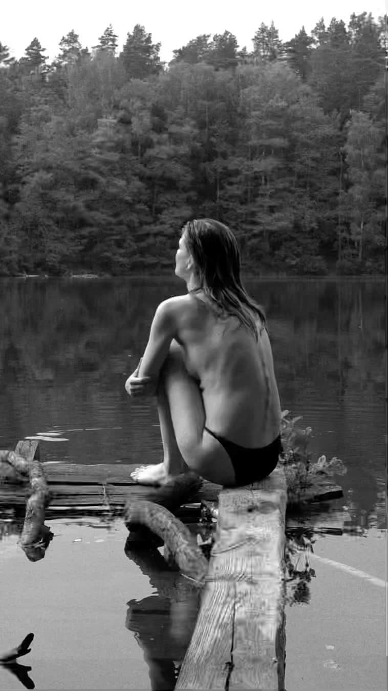カシア・ストラスのインスタグラム：「Nature heals - pod takim hasłem powstała nasza najnowsza kampania. Kojąca natura była główną inspiracją przy kreowaniu marki i postanowiliśmy zanurzyć się (dosłownie 🙂) w jej urokach przy najnowszej sesji. Zapraszamy w podróż na piękne polskie Mazury. ✨  Nature heals - this is the slogan for our latest campaign. The soothing nature was the main inspiration in creating our brand and we decided to plunge (literally 🙂) into its charm during this campaign. We invite you on a journey to the beautiful Polish Masuria.✨  Video: @ivan.bambalin  Photo: @zbyszekszymanczyk  Hair&make up: @emilzedhair  Models: @kasiastruss (@divisionmodel) & @rafaelvakhabau (@uncovermodelswarsaw) Location: @lansztuk」