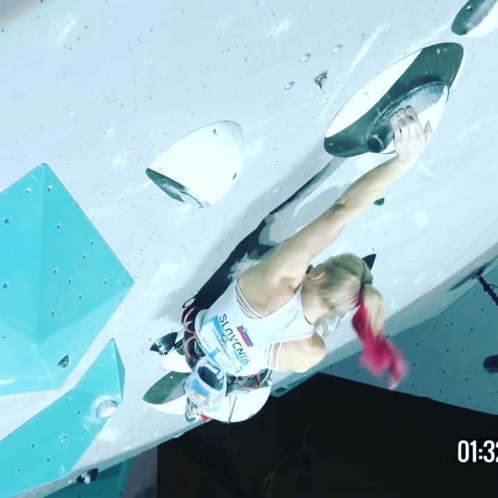 のインスタグラム：「The ability to detect individual affordances lies at the heart of climbing. Affordances are possibilities for motor action. Actions are possible only when there is a fit between your physical capabilities and the behaviorally relevant features of your environment. Or, put in less fancy lingo: The climber who finds the easiest way through a crux wins! Janja's smart sequence eliminates the crux the other athletes were struggling with. #climbingcoacheseye #climbingtechniqueofthe21stcentury #leadclimbing #sportclimbing #climbingperformancecoaching #affordance #perceptionaction」