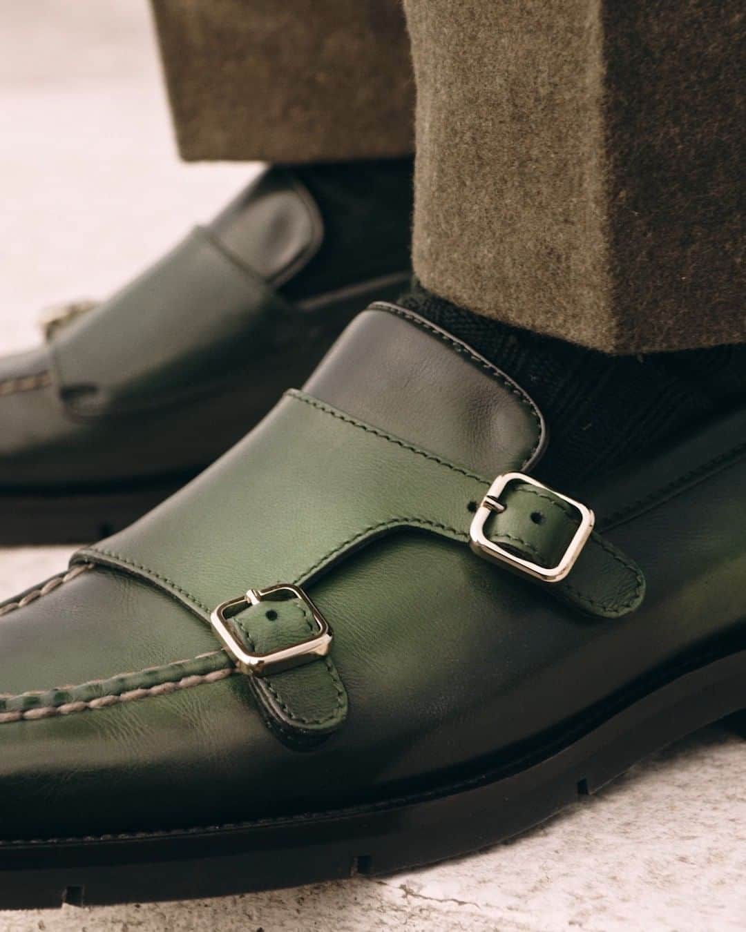 サントーニのインスタグラム：「Fall is coming. Buckle up.   Our Pre-Fall Collection— including our iconic Double Buckle shoe— adds an unexpected boldness for a look that keeps it classic while pushing the vanguard of design.   Discover the Santoni Pre-Fall Collection.   #Santoni #SantoniFW22」