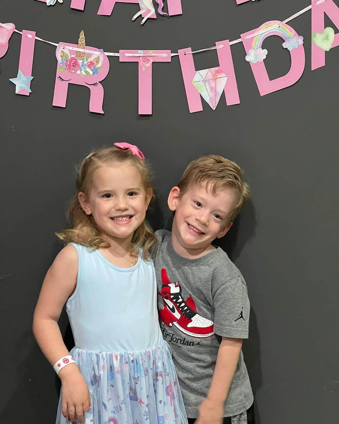 ローレン・マイコラスのインスタグラム：「Much later post but .. I can’t believe these All Star Babies are 4! Cue tears and disbelief.. these two demand the room! Both are strong willed, silly, caring, competitive, smart, and adventurous. Madelyn wakes up and goes to bed singing. She loves books, arts and crafts, horses, dressing up and dancing. Miles always has a dinosaur or a ball in his hand. He loves anything he can throw or hit, build and knock down, and goes nuts for a good puddle! I’m so proud of these two babies💕🌼🦄🦖🦕🏀⚾️」