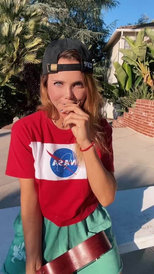 ティファニー・アルボードのインスタグラム：「Singing a song I wrote 🤓」