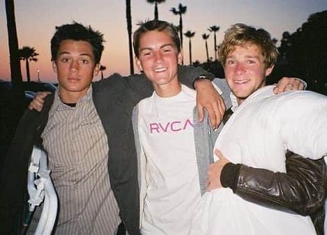 スティーブン・コレッティのインスタグラム：「Bonfire with these boys?!  🎶Jitterbug🫰🏼🫰🏼  New episode out now. Link in bio…」