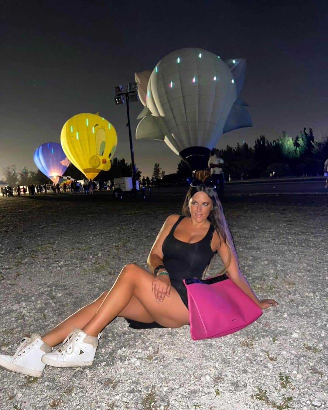 クラウディア・ロマーニのインスタグラム：「Last week we went to @glowintheparkmiami .. Such a magical atmosphere.. air balloons and great food ..!!! We also caught the Space X launch!!! Thank you @night_owl_305  for having @chrisvehovec  and I !!!! 🙏🏾✌️💕」