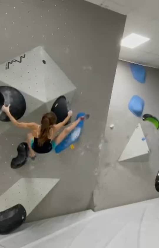 ローラ・ロゴラのインスタグラム：「Training with friends in @crazycenterprato for the upcoming comps . Thanks to @cristiano_ticci for the funny boulders❤ and the video . . #climbing_pictures_of_instagram #picoftheday #loveclimbing #climbforlife #escalade #escalada #grimper #klettern #montura #wildclimb  #italy #rome #bomber #instagood #instalike  #instagram @nutrimuscle.it @agripp_climbingholds @montura_official @wildclimb @fiammeoromoena @dao_sport @visittrentino @team_edelrid @monkey.hands」