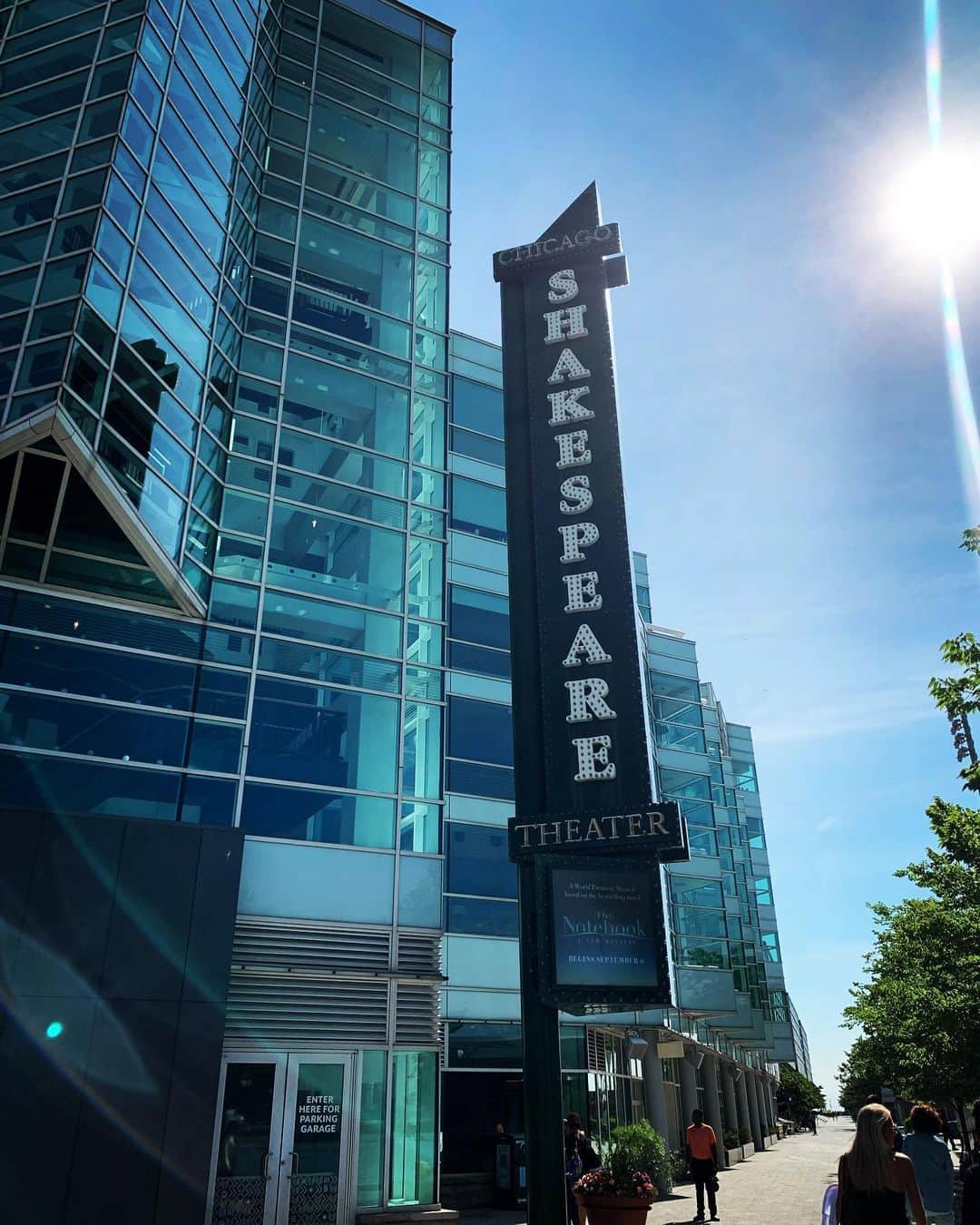 アレックス・ブノワのインスタグラム：「First day of school! @notebookmusical @chicagoshakes  #NotebookMusical #ChicagoShakes」