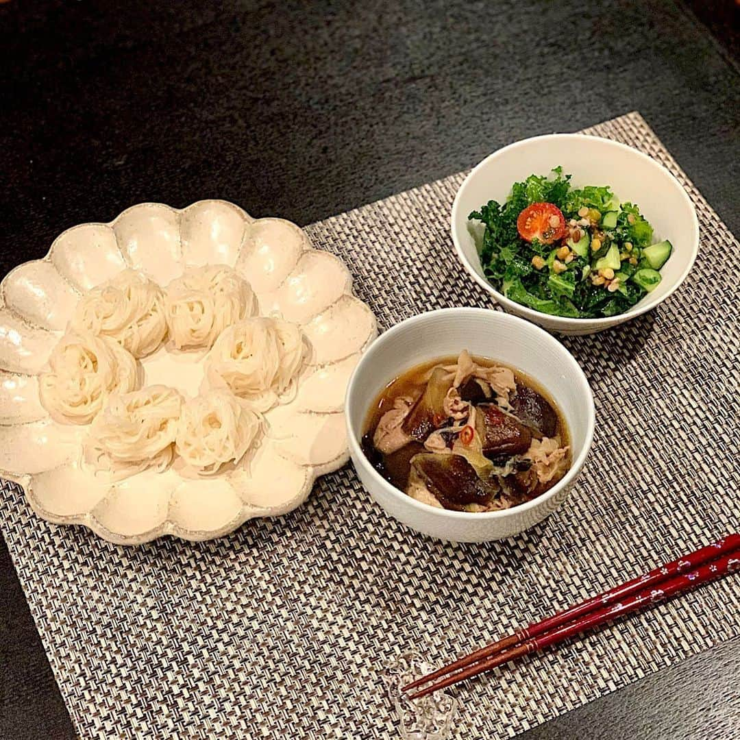 原史奈さんのインスタグラム写真 - (原史奈Instagram)「一番好きなそうめんの食べ方 なすと豚肉のつけ汁 唐辛子入れるとちょっとピリ辛になって更に美味しい🌶 最近ハマっているケールのサラダも🥗 #おうちご飯 #そうめん #夏 #つけ汁 #一番好きな食べ方 #なすと豚肉 #ケールサラダ  #原史奈  #ゴルフ #ゴルフレッスン #ゴルフ女子 #ゴルフ大好き #golf #ゴルフウエア #ゴルフコーデ #ゴルフグッズ #ゴルフ動画 #ping #ピン #ping女子 #gle2 #g410 #even #archivio #アルチビオ #cuartounited #instagolf」7月27日 6時54分 - fuminahara