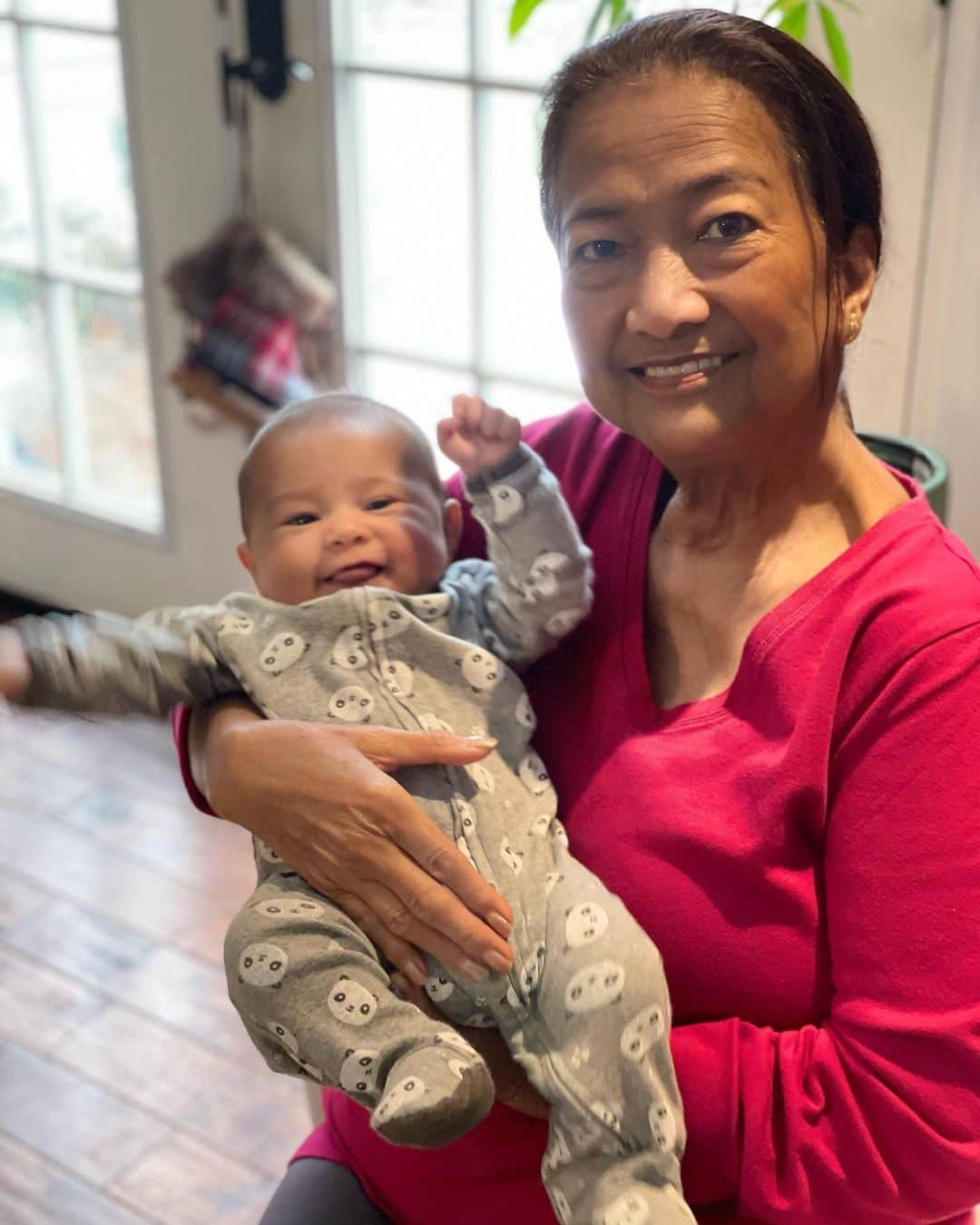 アマンダ・エボラのインスタグラム：「Happy Birthday Mom! 🎂🎉  Now a mother myself, I see the World more than ever through your eyes and know my love is stronger.  Love you always #whendaughtersbecomemothers」