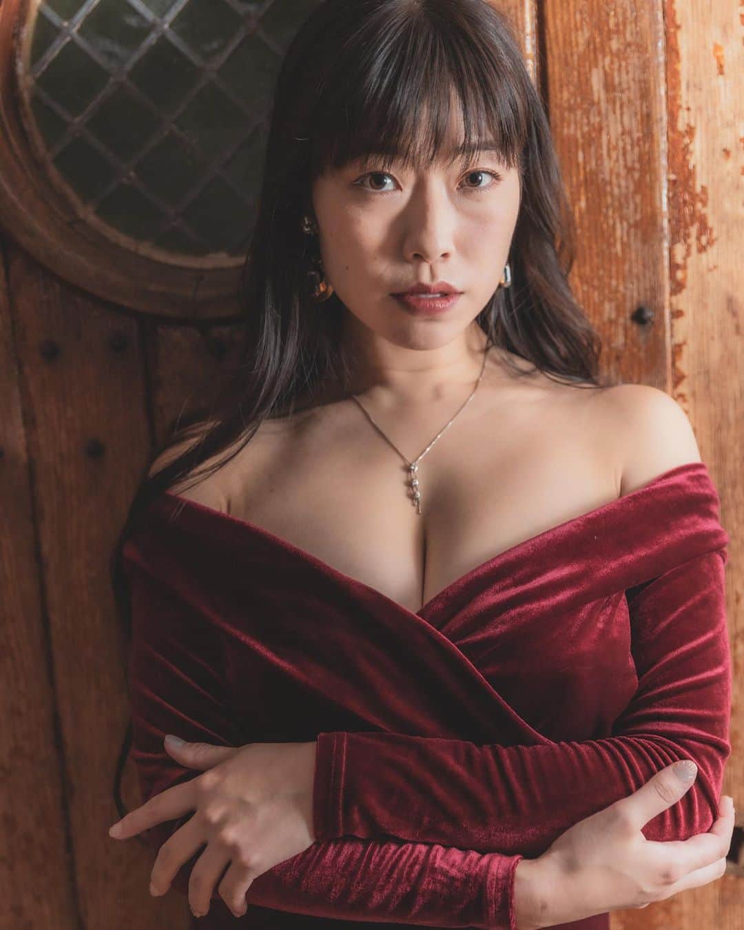 のインスタグラム：「Photo * 松川コウジさん @mgra_koji  #portrait #portraitphotography #japanesegirl #sexy #sexydrees #dress #gravure #gravureidol #セクシー番長 #小田飛鳥 ❤️」