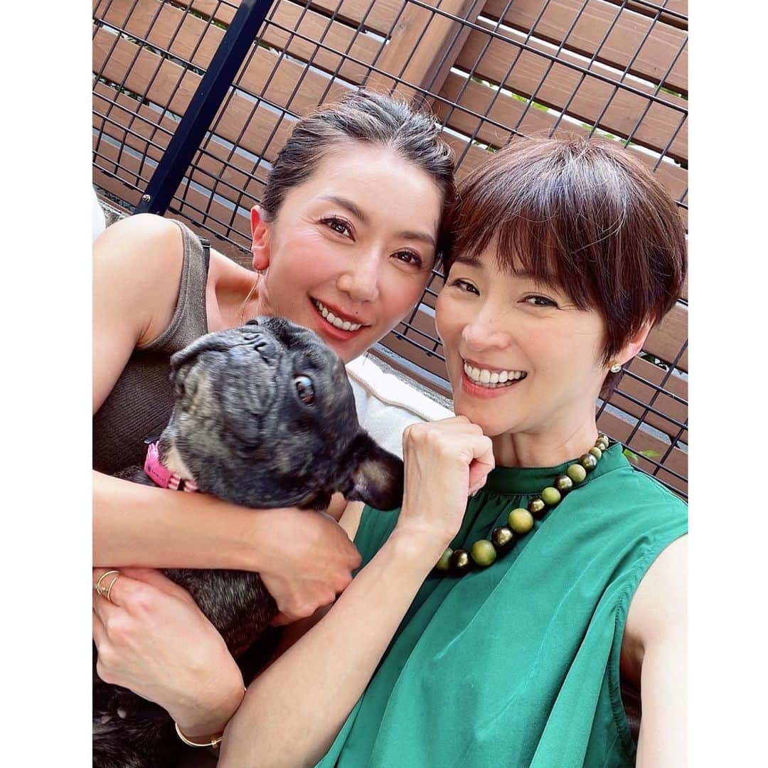 のインスタグラム：「ママ友を超えた友。 自由に伸びやかに美しく生きる、 刺激になる存在の彼女達とも かれこれ6年の付き合いになる。 子育ての悩みもだけど そうじゃない事の方が話題の中心かな🤣 ・ にしても、 友達の旦那さんに 「すげぇ。誰一人として知ってる人が写ってない」と言わしめた アプリの凄さ🤣🤣 なんか、ごめんなさい笑笑 ・ フレンチブルのハーちゃんにも アプリの加工は効いてるのかな🤣？ ・ #snow」