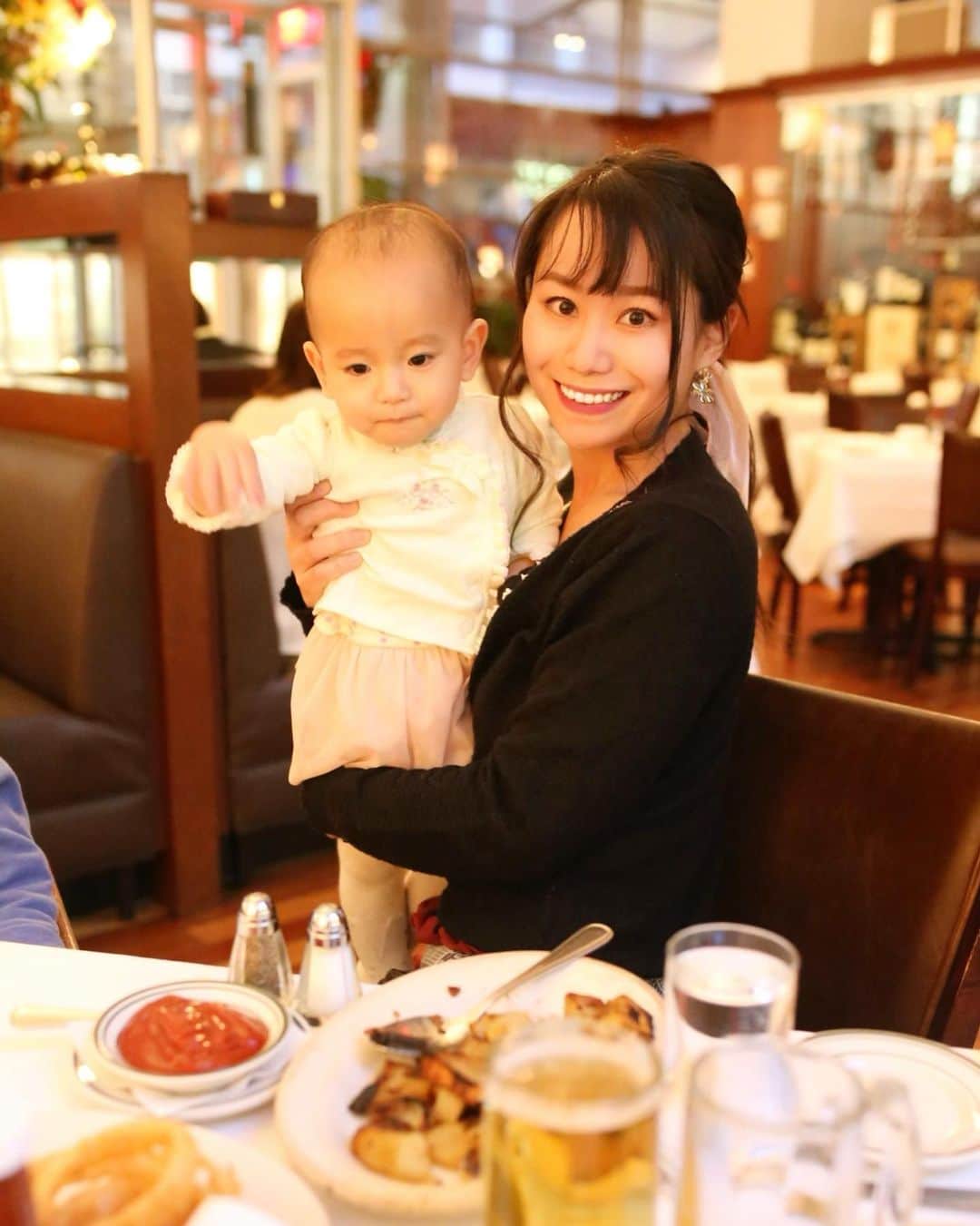 amiのインスタグラム：「I had dinner with my daughter   大好きなウルフギャングでディナー🍽🍗 毎回ホントに美味しくて幸せ🤍    娘もご飯中にバタバタしなくなったので（笑） ゆっくり座ってディナーが出来て嬉しい💖    ． 夏休みには、また旅行にも行きたいし お金を使う機会も多いよねぇ〜🍉🐠  ． そこでおすすめなUnionPay（銀聯)カードを ご紹介しちゃいます💳 日本人も三井住友カードや、三菱UFJニコスで カード発行することができます✨    ． 1.キャンペーン期間中UnionPay（銀聯）カードの ご利用で最大5000円割引!  2.キャンペーン参加条件 キャンペーン専用ページから事前エントリーが必要  3.キャンペーン期間について : 2022年7月20日(水)〜2022年10月7日(金) ※キャンペーン予算に達し次第終了    ． 期間限定。UnionPay（銀聯）カードでの決済が 500円以上ご利用すると、抽選で毎回 最大5000円の割引優待を受けられます✨    ． キャンペーンへの参加も簡単なので ぜひお買い物に活用してみてね🤍    詳しくはこちらから❤️ https://www.unionpayintl.com/ZT/2022jp    ． #UnionPay #UnionPayInternational #銀聯 #銀聯カード #銀聯国際 #ユニオンペイ #クレジットカード決済 #銀聯キャンペーン #UnionPayPR #キャンペーン #豊かな暮らし #お得」