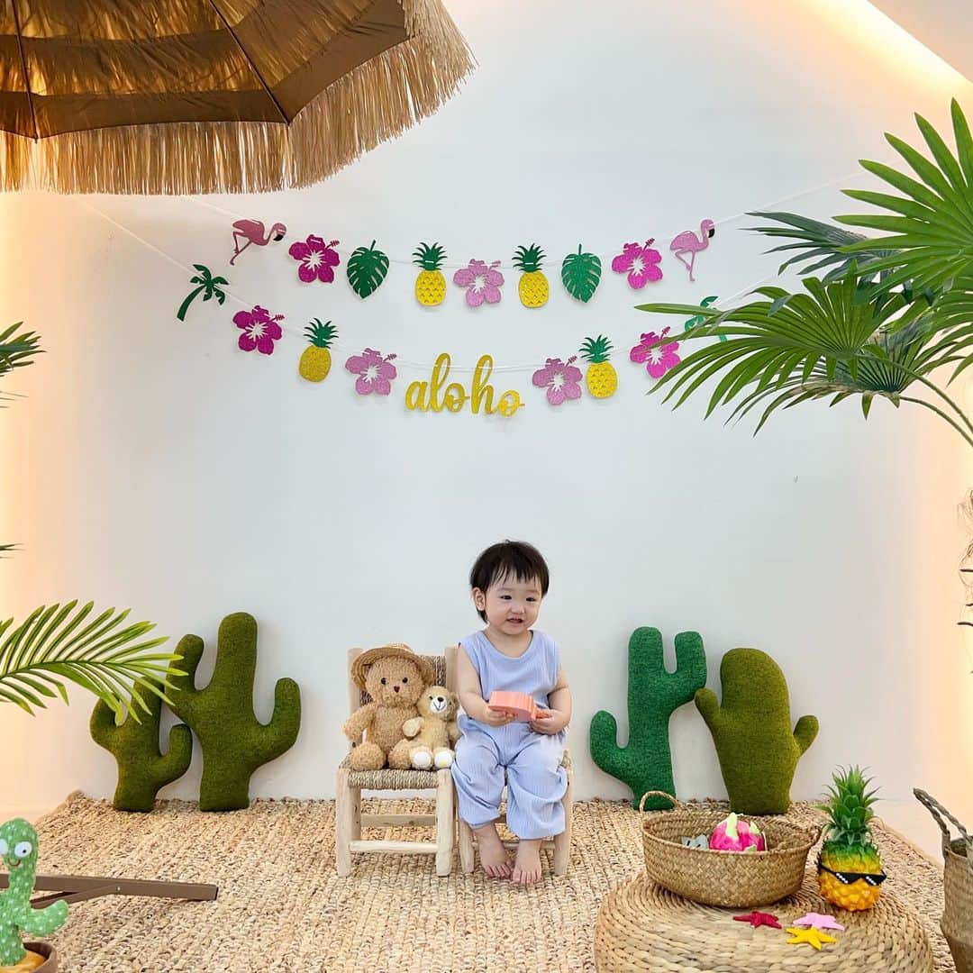 のインスタグラム：「오늘은 오랜만에 우리집 귀염둥이 담당 둘찌사진 피드박제하고가용🌺🍍  이번 재은이누나 여름방학이 참 긴데.. 같이 또 뭘하고 놀까아~~~~  #로윤#소띠아기#소띠맘#아들스타그램#13개월아기 d+415」