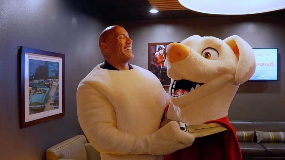 ドウェイン・ジョンソンのインスタグラム：「Stuff like this will always be the best part of my job.  I LOVE surprising audiences of our @sevenbucksprod films, but this #DCSuperPets screening surprise was special 🙏🏾🍿  I dressed up as my character, KRYPTO and surprised two audiences here at @cinemark in LA. Best part was finding a loving home with the Hernandez family for my lil’ guy, Quail 🐶   An incredible night all in the spirit of celebrating PETS 🐕🖤  #DCSuperPets IN THEATERS THIS FRIDAY!!   @BestFriendsAnimalSociety 🐶🐱  @SaltAndStraw 🍨  @Teremana 🥃 @SevenBucksProd 🍿」