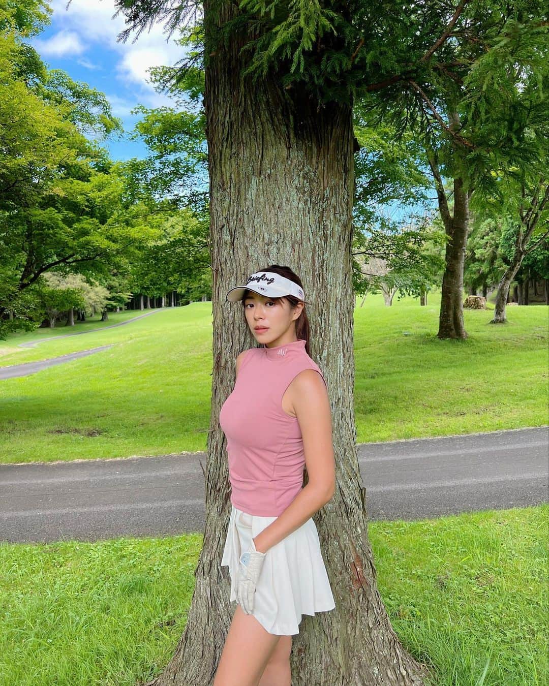 わちみなみのインスタグラム：「可愛かったゴルフウェア🫶  ゴルフしてサウナして、 さらにサーフィンもできるようになりたいなー💙  @hatesummer_official  @briefing_official   最近届いたトップスは @wrinn_  素材も環境にやさしいものを使ってるんだって🌍 全部こういうブランドに揃えたいところ🥹🫶 色もかわいいよ♡  ドライバースランプ一山超えて、 200yd越えも✨ 安定したい！🥹  早いグリーンに最後まで慣れられない日でした🌻  #ゴルフ　#골프웨어 #골프 #벙커 #골프스윙 #골프레슨 #골프패션  #골프사랑 #ゴルフ　#ゴルフ女子コーデ　 #高尔夫」