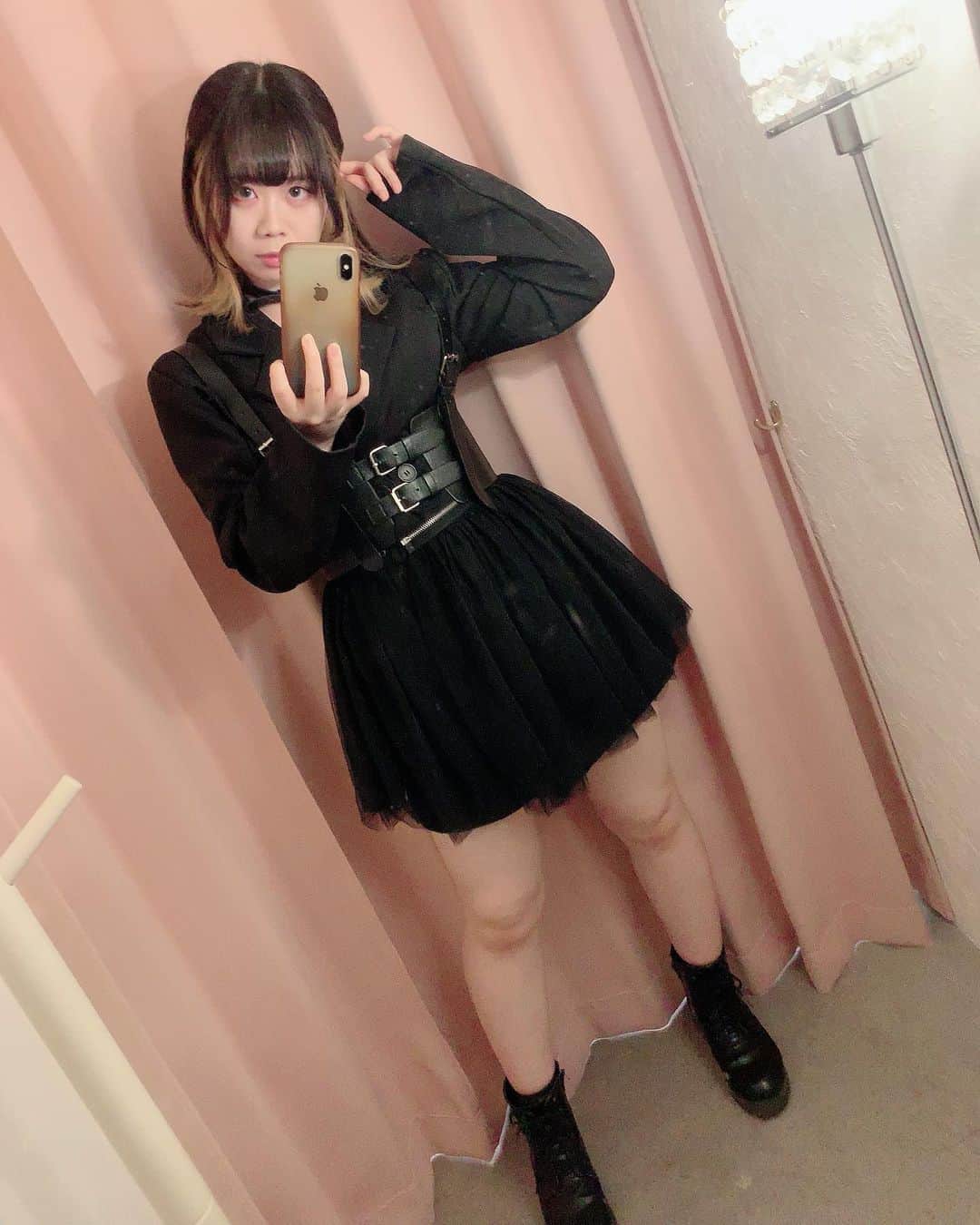 のインスタグラム：「この衣装ほんとすこ🖤 衣装シャッフルで1番着たかったやつきれて次衣装シャッフルある時何着ようか迷っちゃうネ。 #撮影会 #衣装 #black #イヤリングカラー」