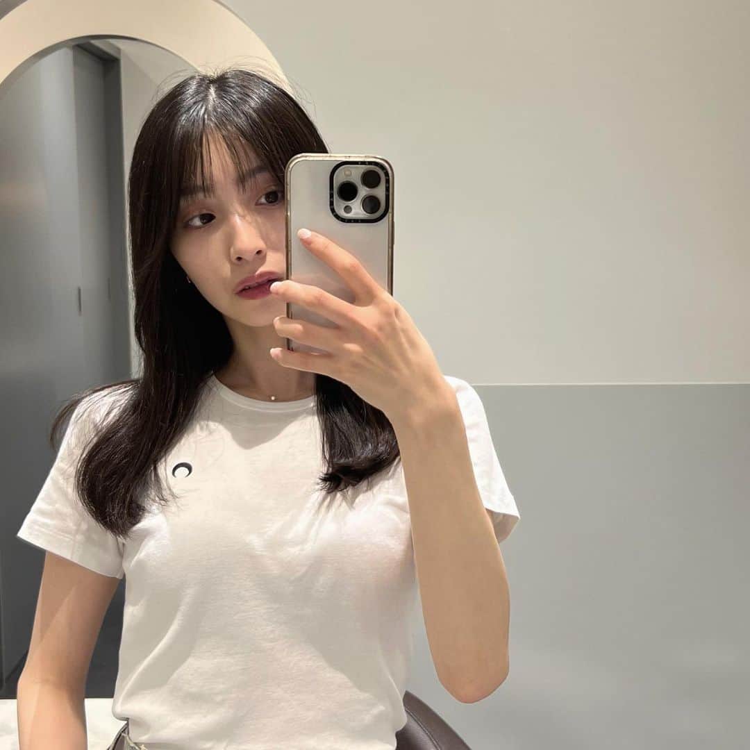 のインスタグラム：「髪の毛5cmきったよ🤏🤏 変わらないって言われちゃう😮‍💨」