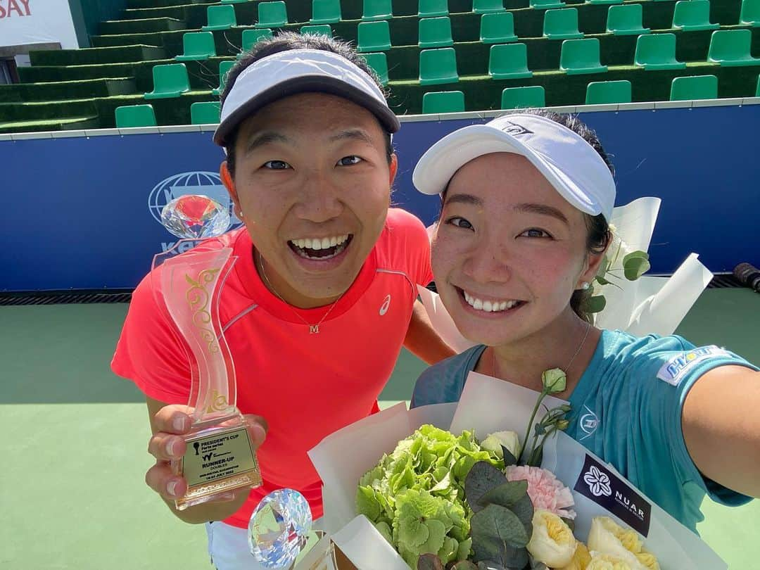 小堀桃子のインスタグラム：「. . . $60,000 Nur-Sultan、ダブルス準優勝🥈👭 . . もゆかと初めてのダブルス〜！ 優勝できなくてすっごく悔しいけど、 すっごく楽しかった😋 . 母ありがと🫶 . . . #もゆかはわたしの母みたいな存在 #シングルおめでと #kazakhstan #nursltan #カザフスタン #ヌルスルタン #tennis #doubles #テニス #テニス女子 #dunlop #dunloptennis」